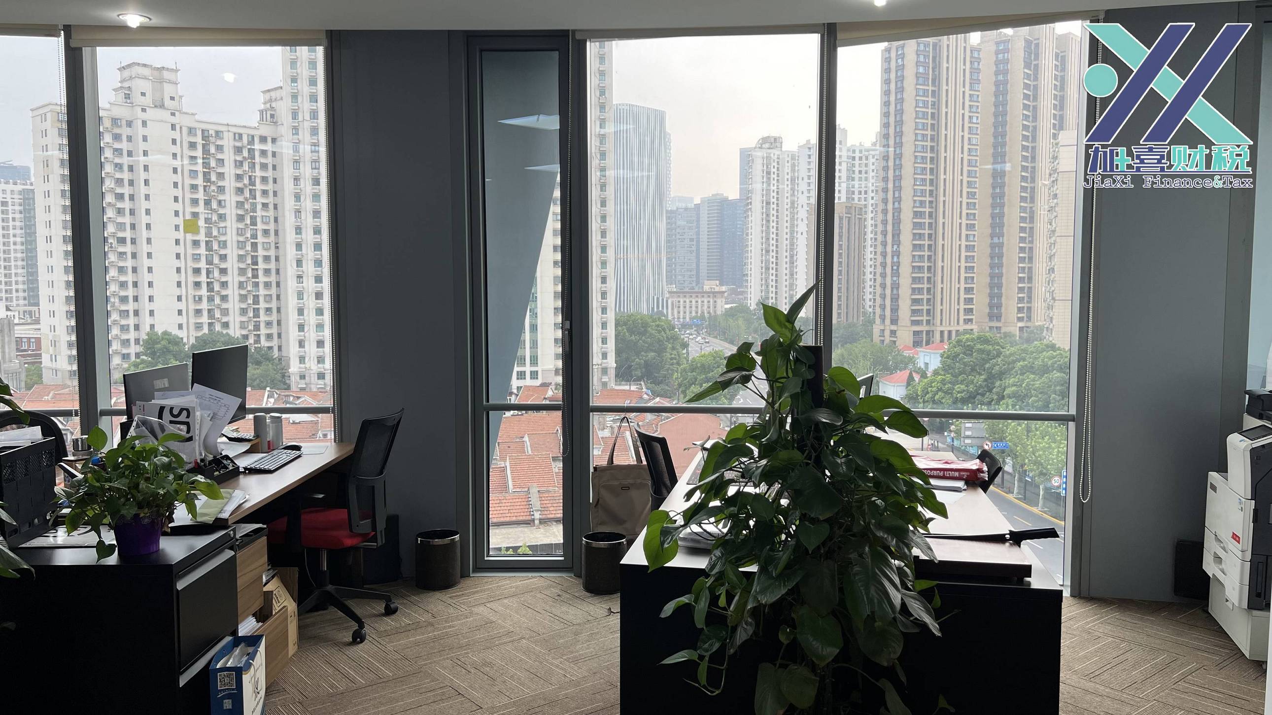 ¿Cuál es el alcance específico de los servicios de telecomunicaciones de valor añadido abiertos a la inversión extranjera y los requisitos de participación accionaria?  